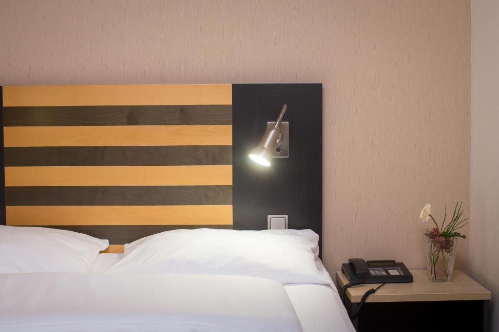 Postel nebo postele na pokoji v ubytování Lindner Hotel Frankfurt Hochst, part of JdV by Hyatt