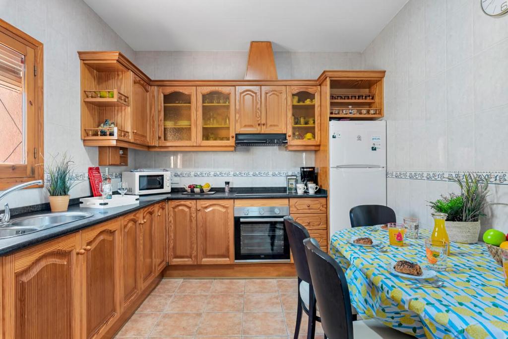 Kuchyň nebo kuchyňský kout v ubytování Villa Caseta de Sau - PlusHolidays