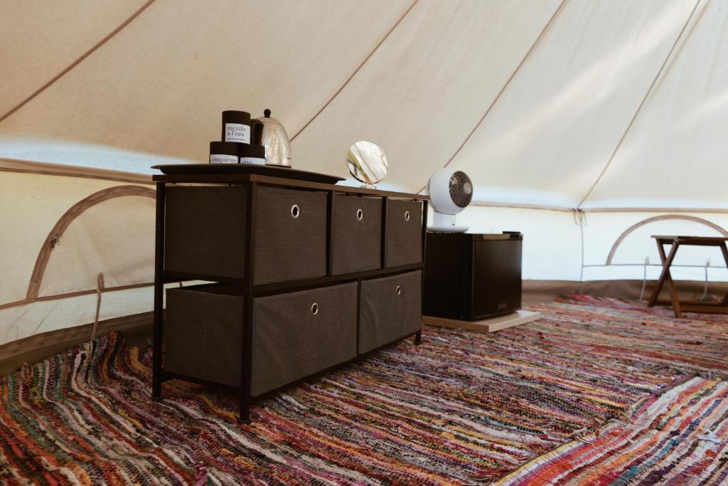 een kamer met een tent met een dressoir en een tapijt bij Village Del Mar - Corse in Solaro