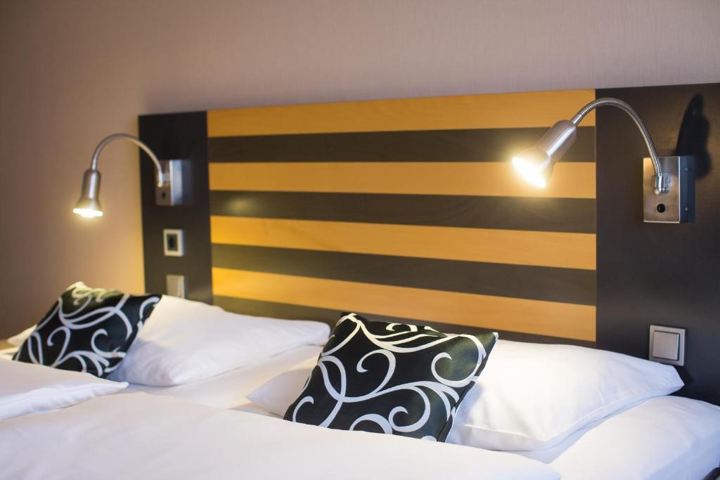 Postel nebo postele na pokoji v ubytování Lindner Hotel Frankfurt Hochst, part of JdV by Hyatt