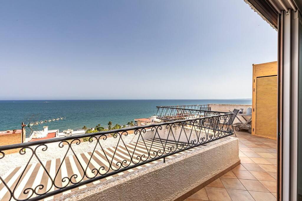 balcón con vistas al océano en Amazing Sea Views Santa Pola AC, en Santa Pola