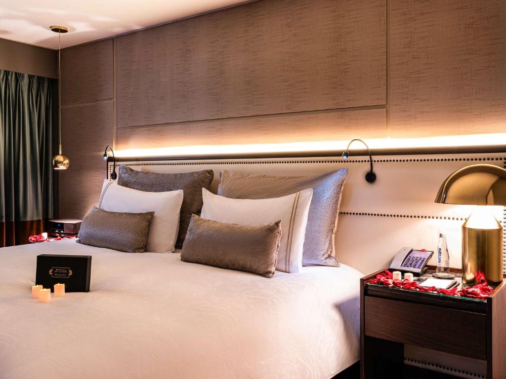Postel nebo postele na pokoji v ubytování Sofitel Bogota Victoria Regia