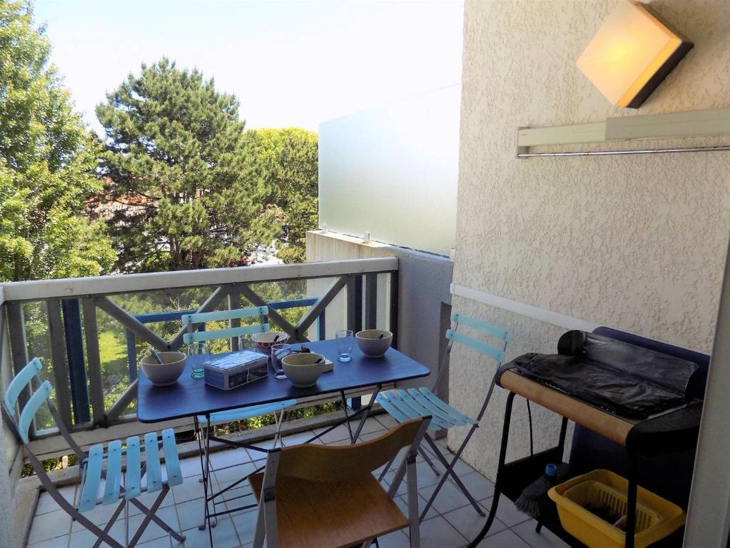 - un balcon avec une table bleue et des tasses dans l'établissement Saint Georges de Didonne - BEL APPARTEMENT proche PLAGE et CENTRE VILLE, à Saint-Georges-de-Didonne