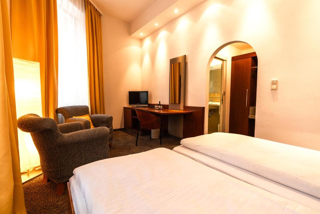 Postel nebo postele na pokoji v ubytování Hotel Carlton Munich