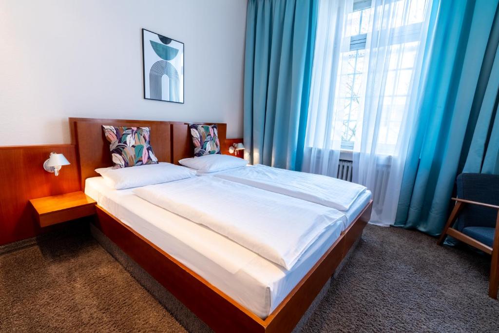 Postel nebo postele na pokoji v ubytování Hotel Carlton Munich