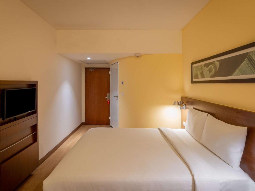 Postel nebo postele na pokoji v ubytování ibis New Delhi Aerocity - An Accor Brand