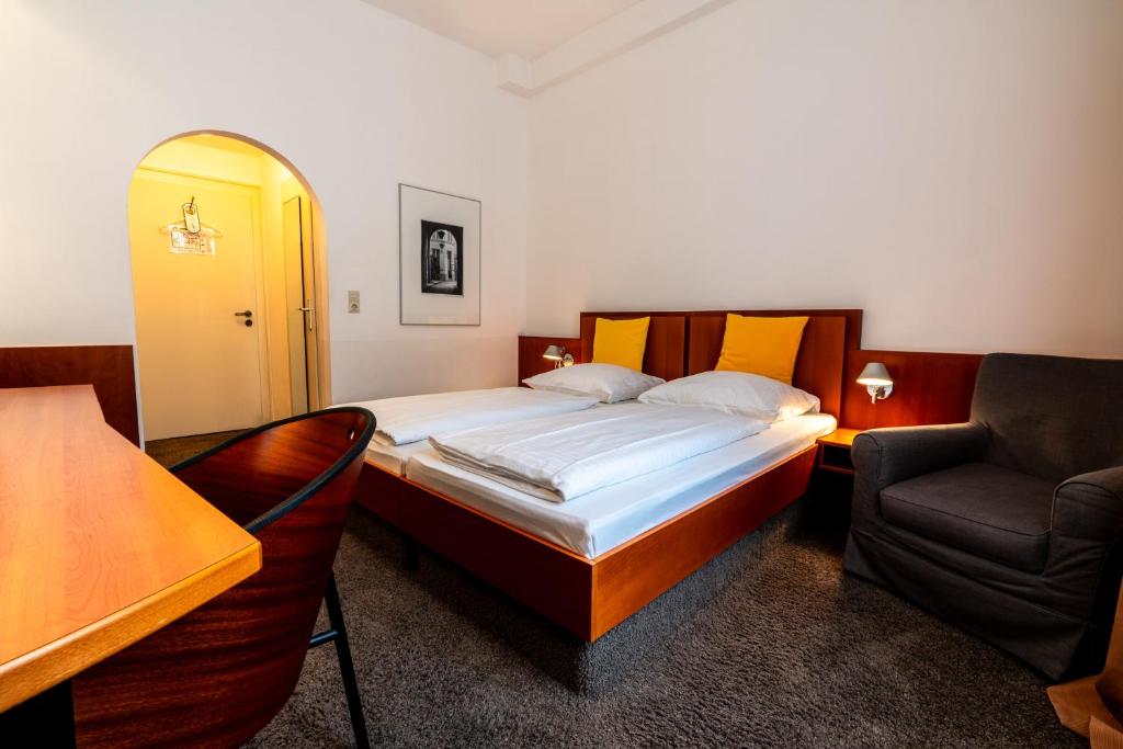 Postel nebo postele na pokoji v ubytování Hotel Carlton Munich