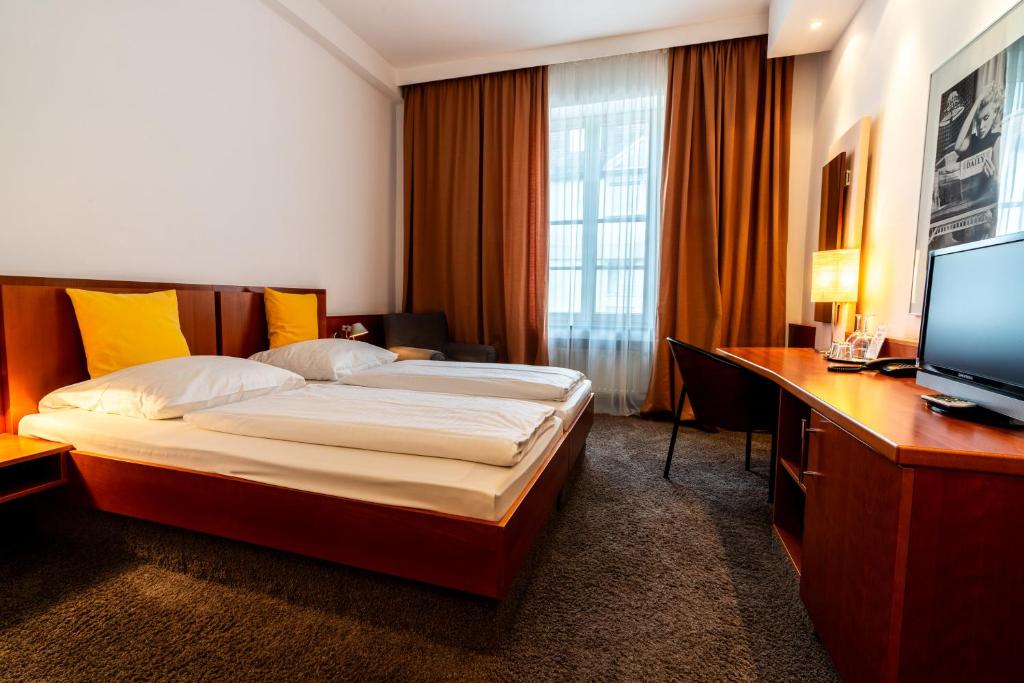 Postel nebo postele na pokoji v ubytování Hotel Carlton Munich