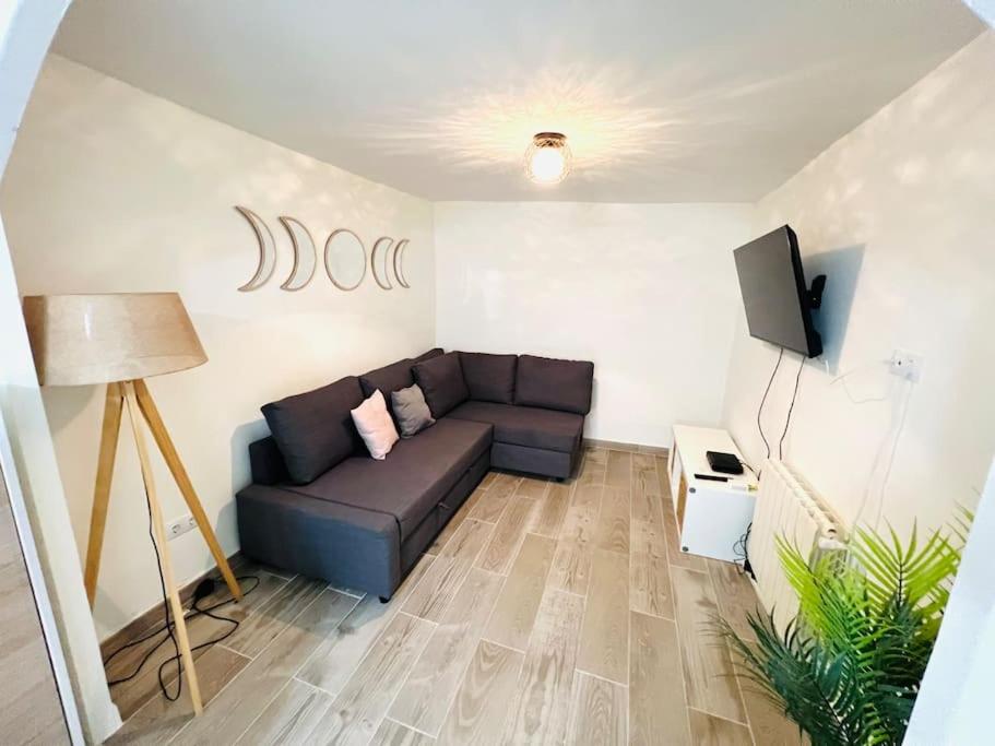 a living room with a couch and a tv at Apartamento Luna in Montgat