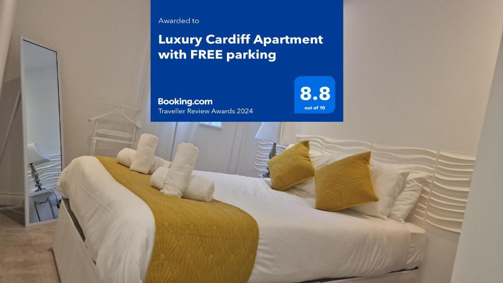Un dormitorio con una cama con un letrero azul. en Luxury Cardiff Apartment with Free parking, Free high-speed internet, Fully Equipped Kitchen, en Cardiff