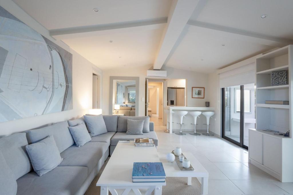 A seating area at Vineyard Estate