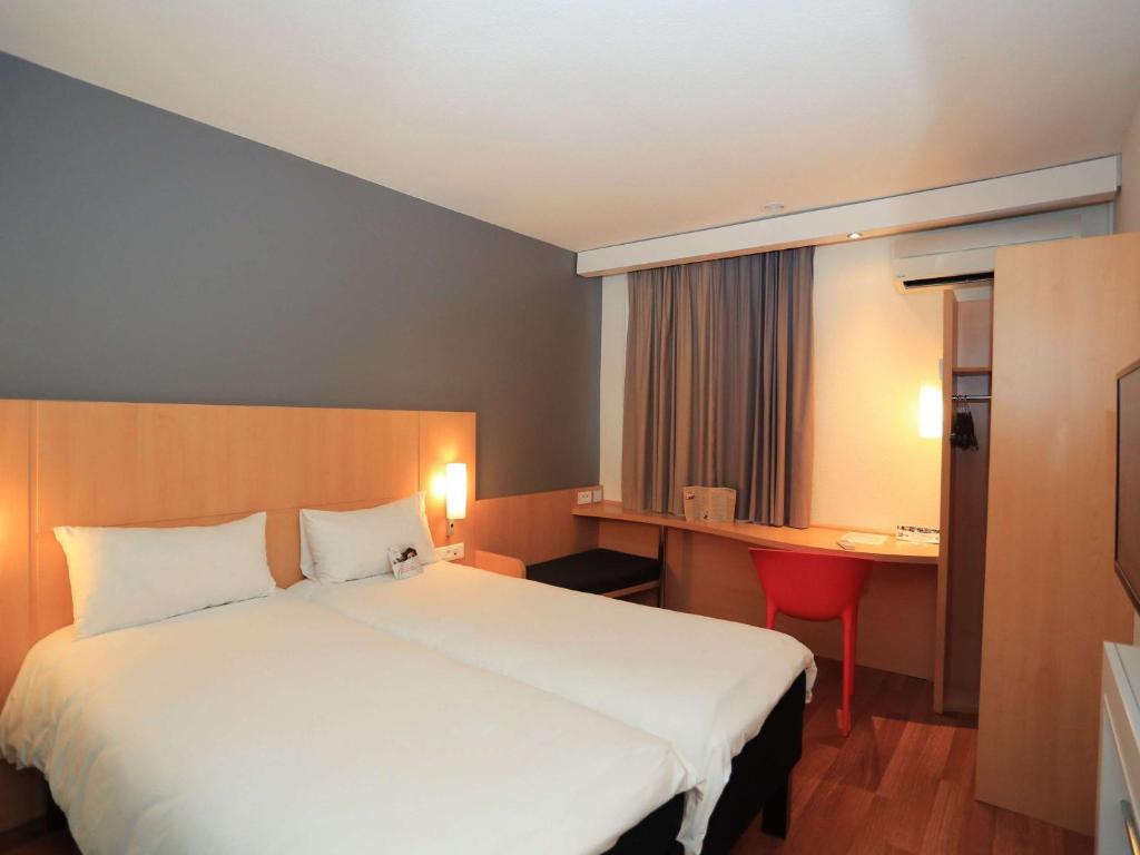 Postel nebo postele na pokoji v ubytování ibis Aurillac
