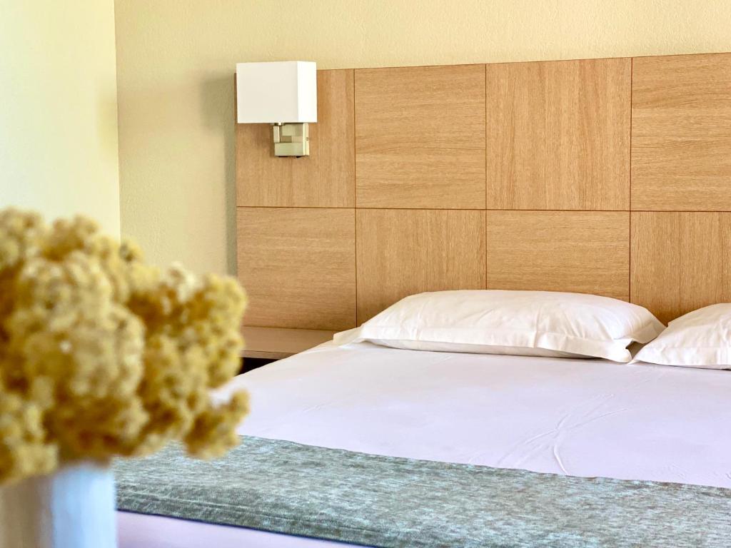 Postel nebo postele na pokoji v ubytování Calvi Résidence, Appart'hôtel