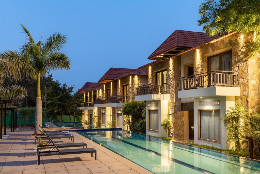een hotel met een zwembad en een resort bij Ramya Resort & Spa in Dakan Kotra