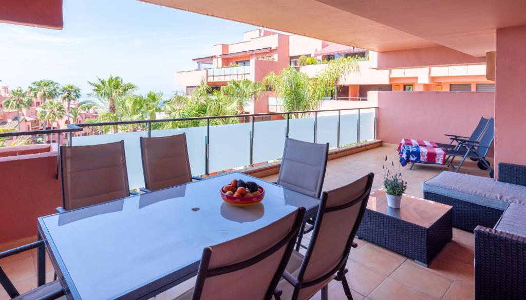Balkon lub taras w obiekcie Beachside Apartment With Sea View