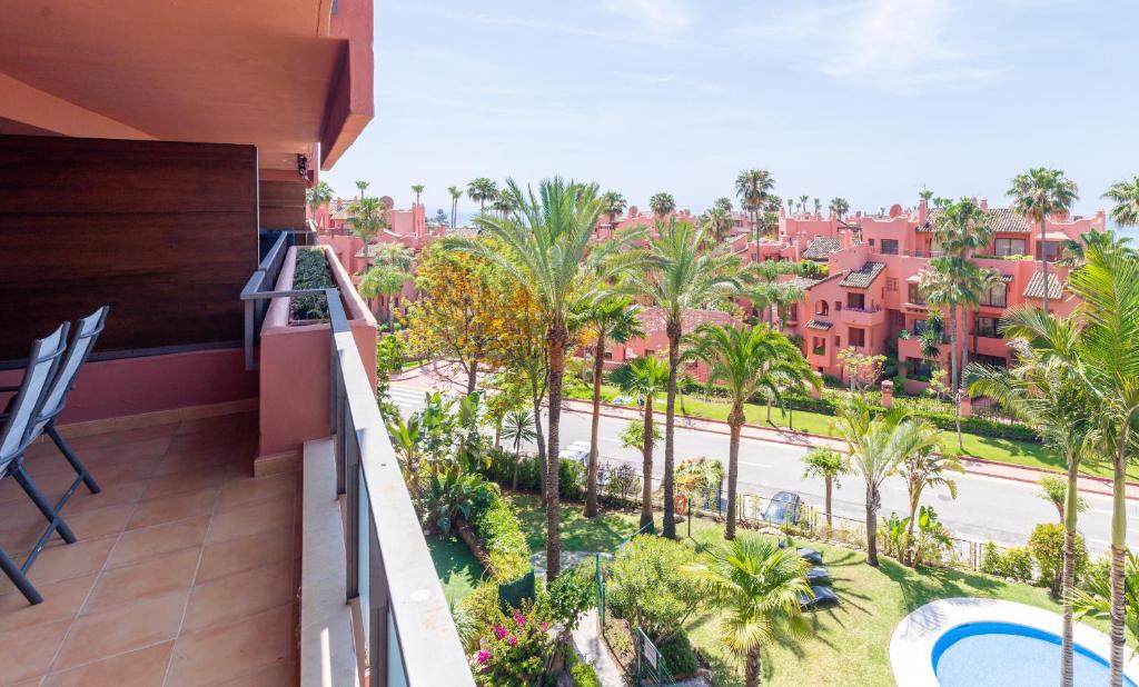balkon z widokiem na ulicę i palmy w obiekcie Beachside Apartment With Sea View w mieście Estepona
