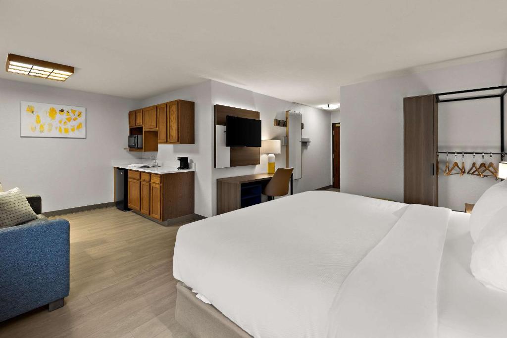 Comfort Inn & Suites Fremont - Efficiency King Suite - Niet-Rokers