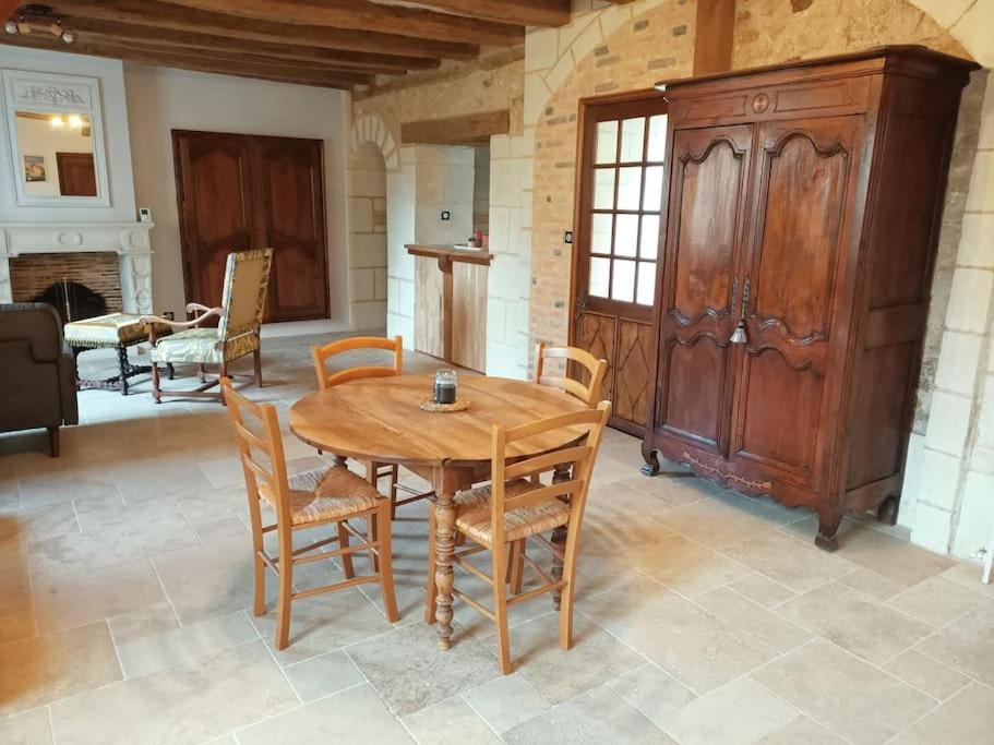 comedor con mesa de madera y sillas en Gîte avec vue sur l'Indre en Artannes-sur-Indre