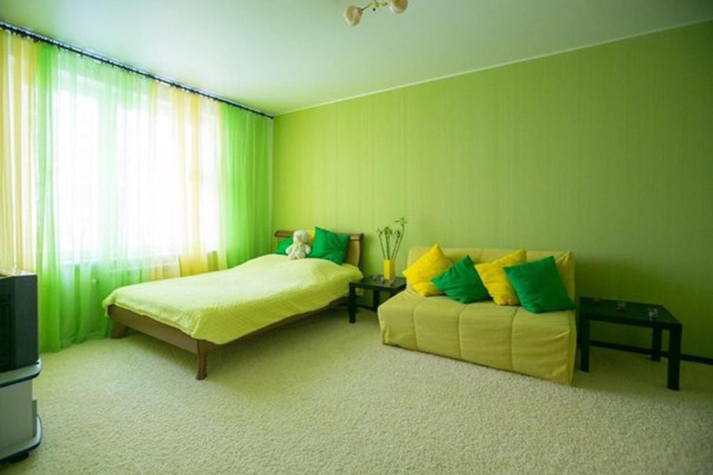 ノヴォシビルスクにあるNSK-Kvartirka, Gorskiy Apartment 86の緑の部屋(ベッド1台、ソファ付)