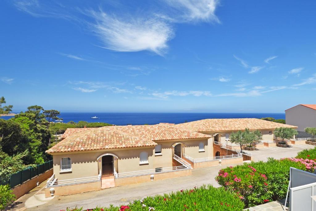 Cette villa offre une vue sur l'océan. dans l'établissement CALVI APPART HÔTEL, à Calvi