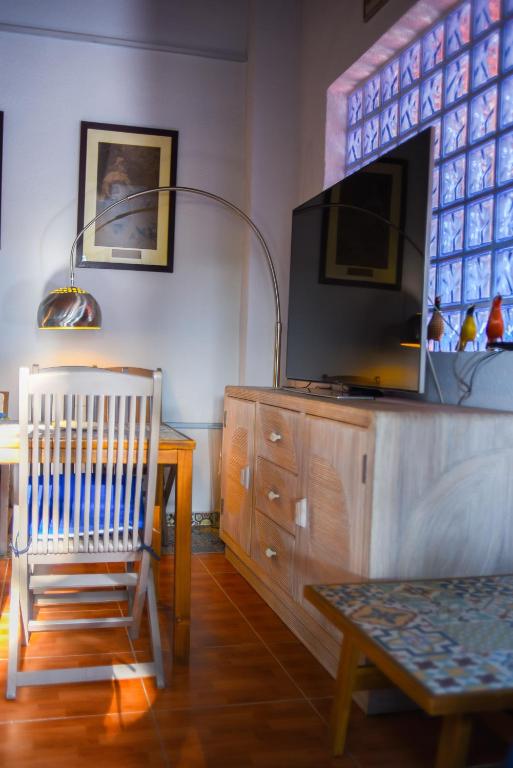 A television and/or entertainment centre at la casita de invitados