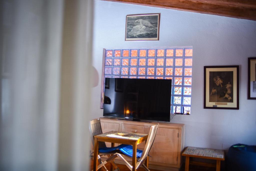A television and/or entertainment centre at la casita de invitados