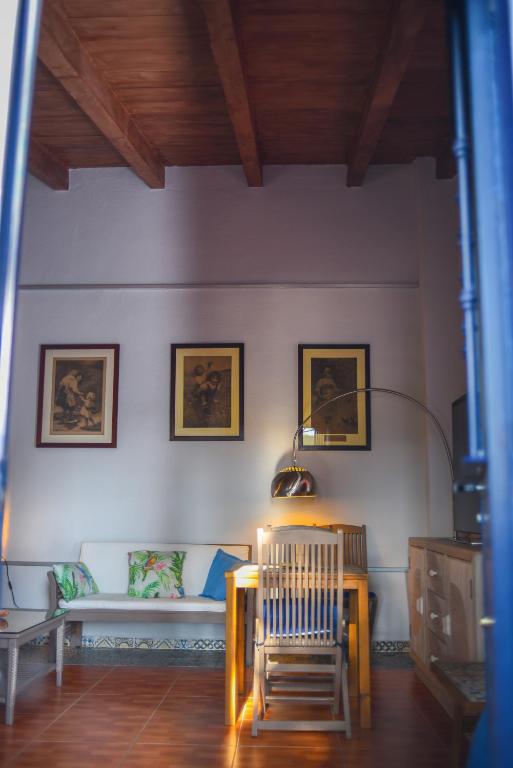 A seating area at la casita de invitados