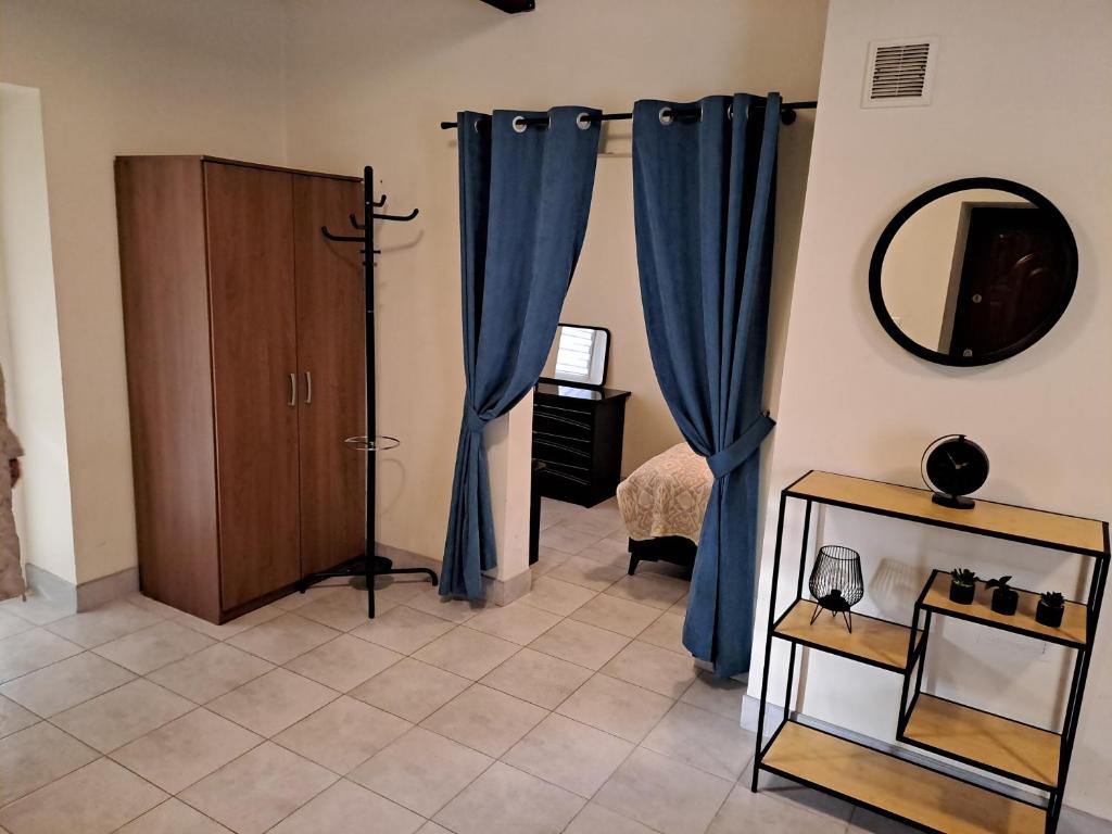 Mały domek - Zielonka - Apartment With Terrace