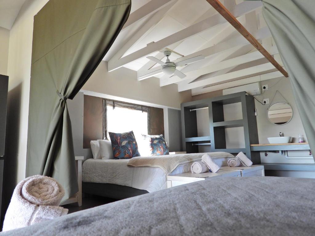 Posezení v ubytování Newburg Lodge & Luxury Bush Tents, Elements Private Golf Reserve