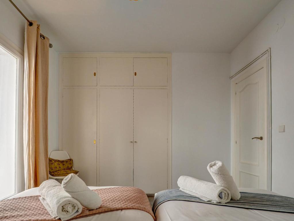 A bed or beds in a room at The Lilium Apartment by Hello Homes Sitges