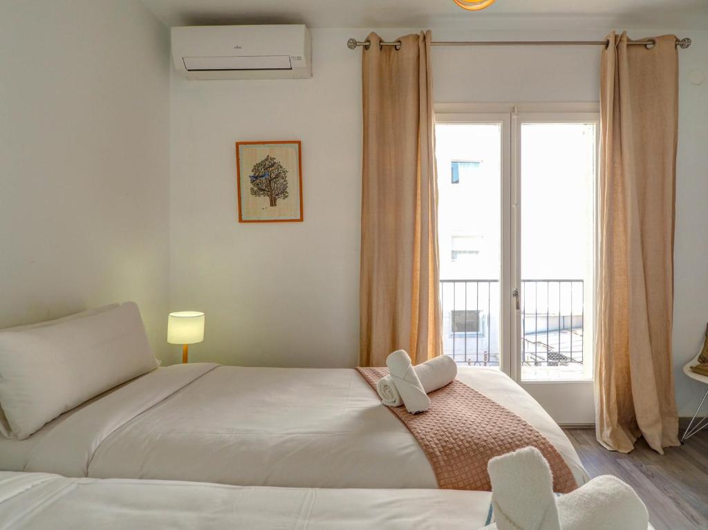 A bed or beds in a room at The Lilium Apartment by Hello Homes Sitges