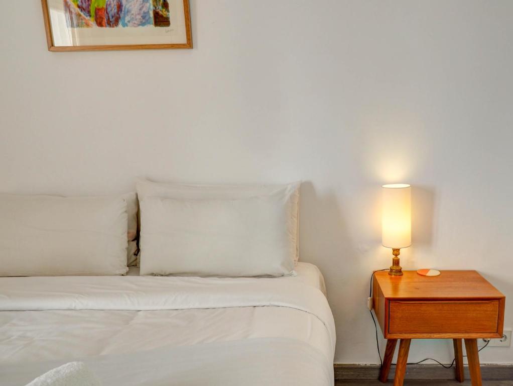 A bed or beds in a room at The Lilium Apartment by Hello Homes Sitges