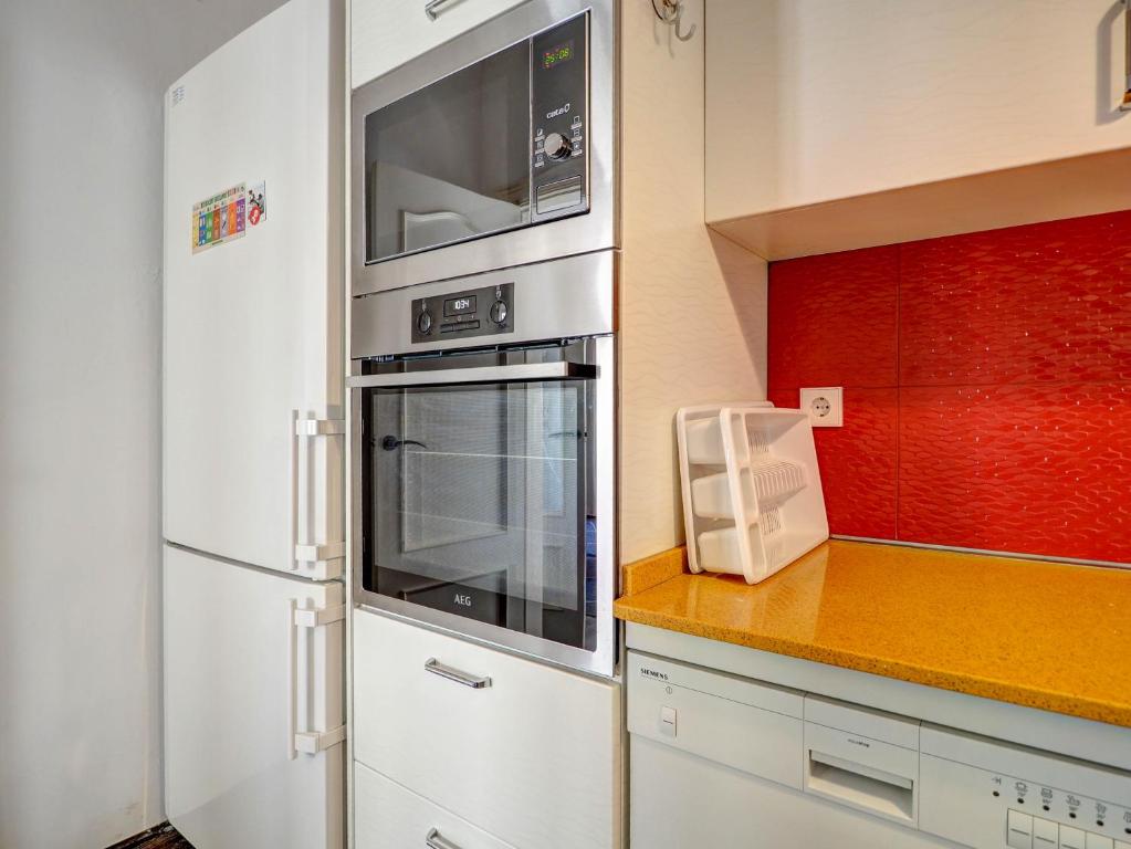 A kitchen or kitchenette at The Lilium Apartment by Hello Homes Sitges