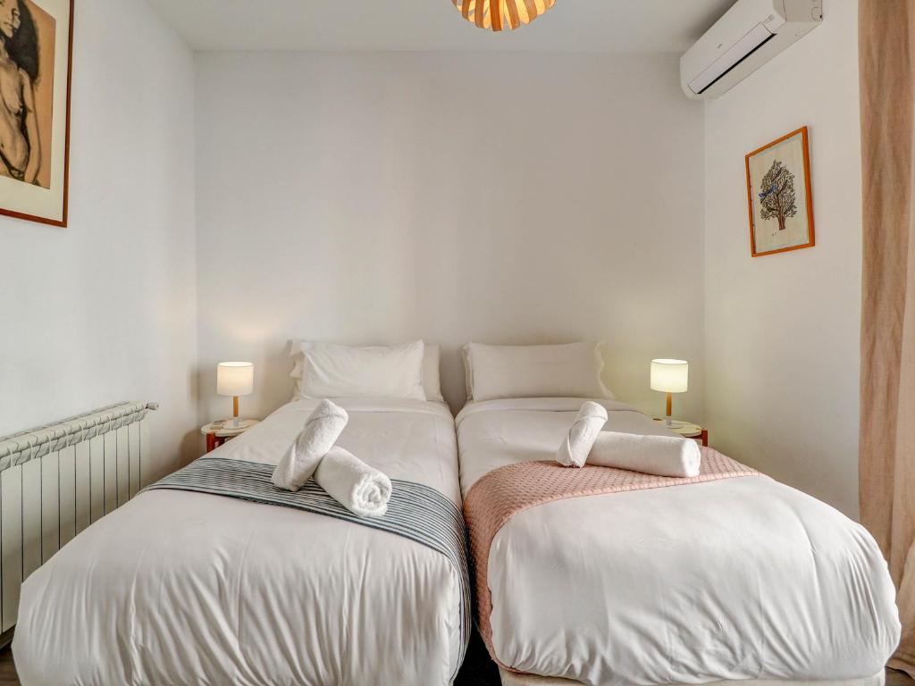 A bed or beds in a room at The Lilium Apartment by Hello Homes Sitges