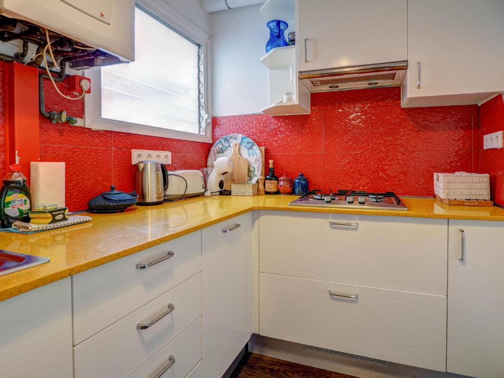 A kitchen or kitchenette at The Lilium Apartment by Hello Homes Sitges