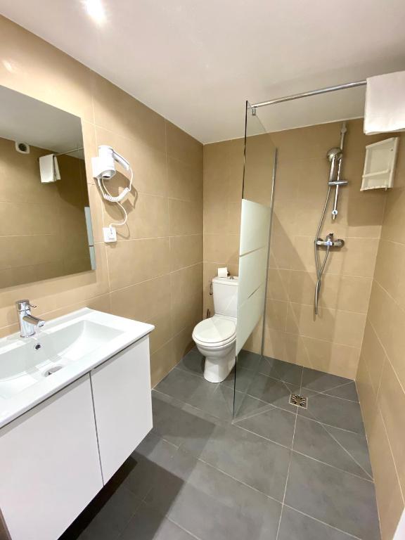 Koupelna v ubytování Calvi Résidence, Appart'hôtel