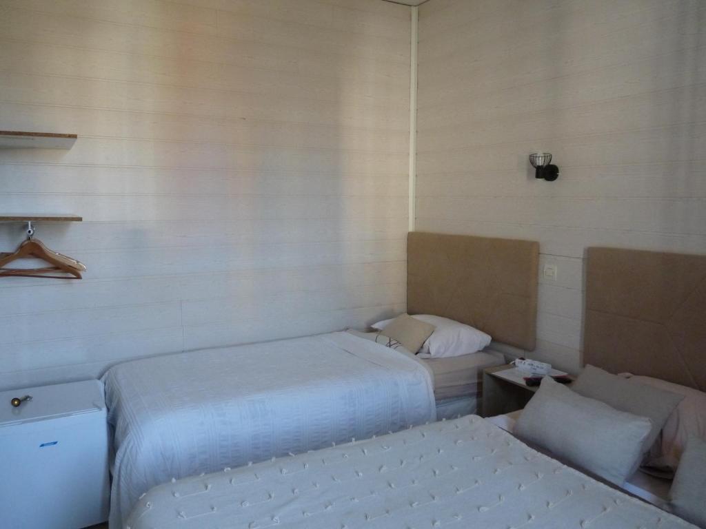 um quarto com duas camas num quarto com em Hotel de la Gare em Noyers-sur-Cher