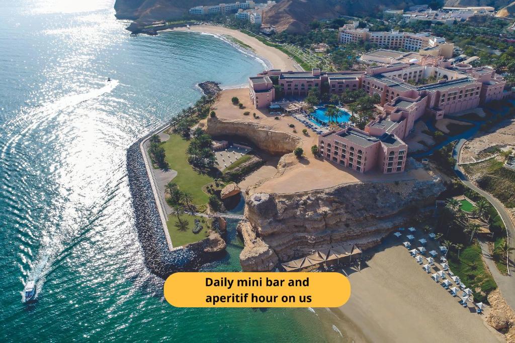 Shangri-La Al Husn, Muscat - Adults Only Resort في مسقط: اطلالة جوية لمنتجع على الشاطئ