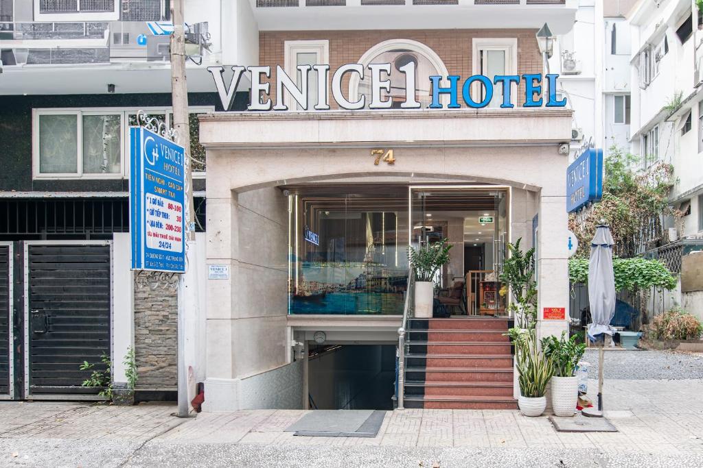 un hotel de Venecia con un cartel en un edificio en Venice 1 Hotel, en Ho Chi Minh