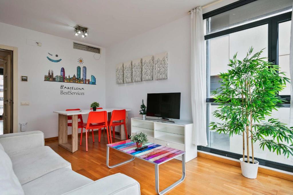 バルセロナにある1213 - Ciutadella Nice Apartmentの白いリビングルーム(テーブル、テレビ付)
