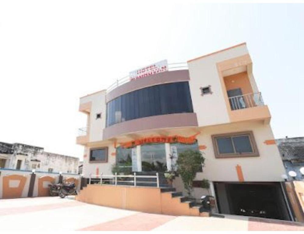 un edificio con una scala di fronte di HOTEL MADHUVAN, Madhavpur a Mādhavpur