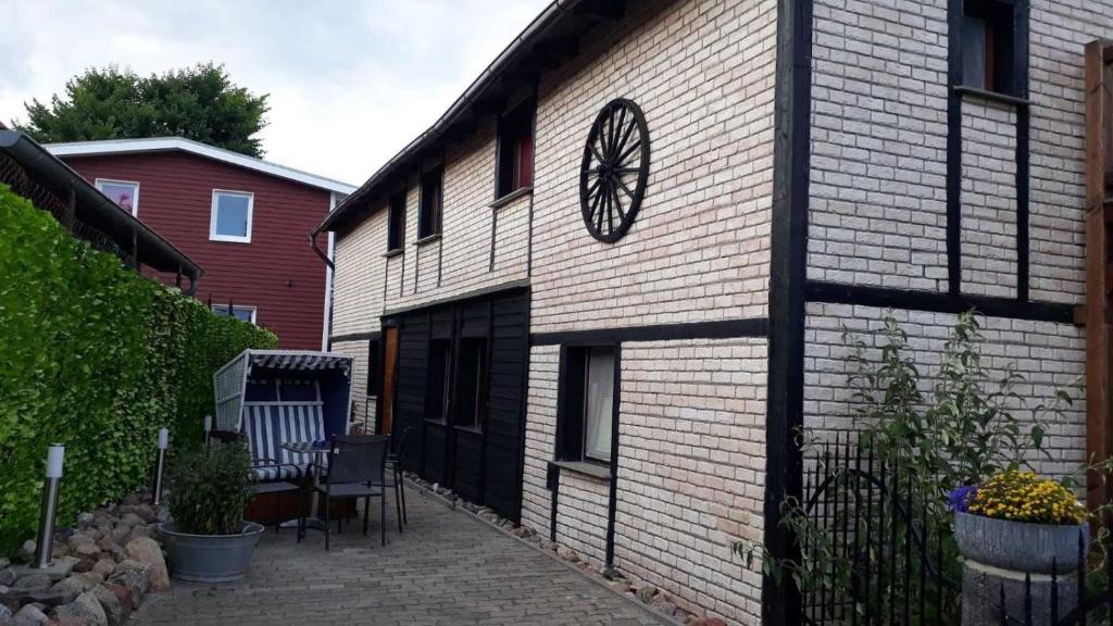 Το κτήριο όπου στεγάζεται  το δωμάτιο σε οικογενειακή κατοικία