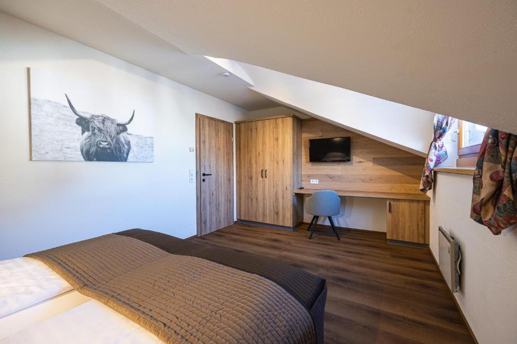 Upside Down Town Hotel Neue Post - 8