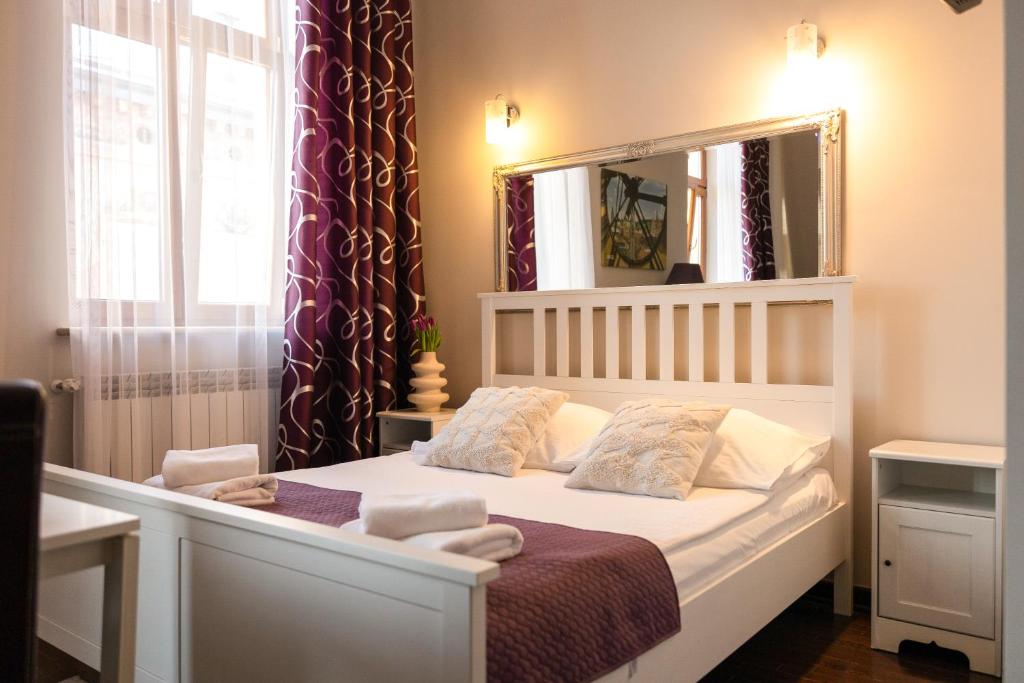 Postel nebo postele na pokoji v ubytování Apartamenty Przemyśl