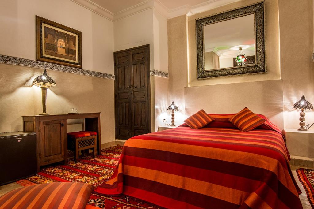 Postel nebo postele na pokoji v ubytování RIAD ELNOUJOUM