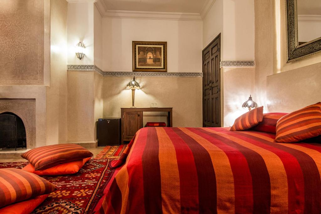 Postel nebo postele na pokoji v ubytování RIAD ELNOUJOUM