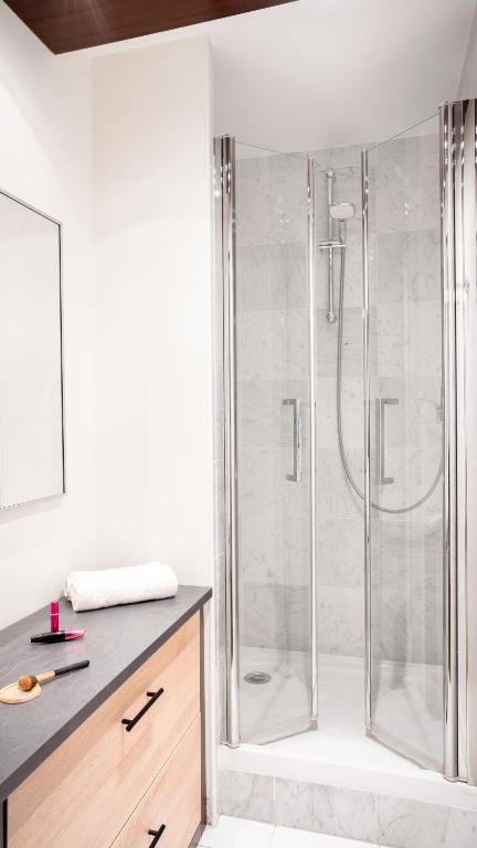 Salle de bains dans l'établissement Residhome Val d'Europe