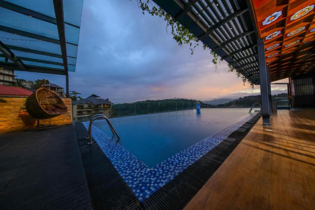 - une piscine avec vue sur l'eau dans l'établissement Serene Kandy, à Kandy