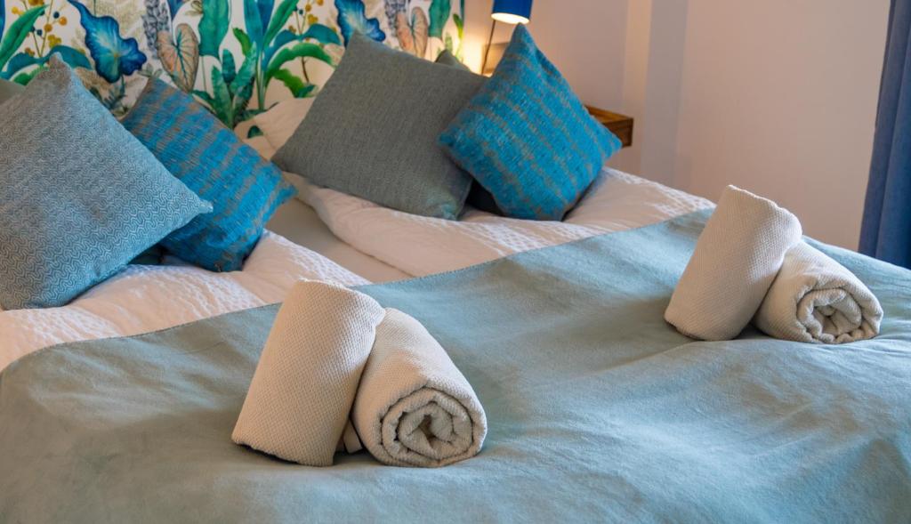 A bed or beds in a room at Newly Renovated Apartment with Amazing View