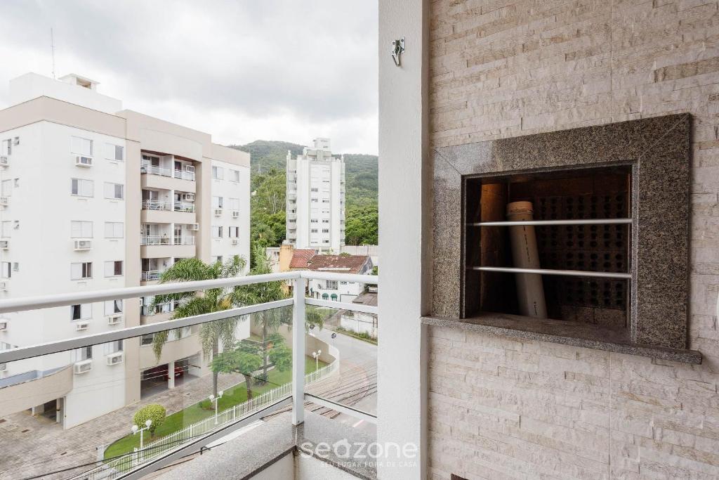 a balcony with a fireplace in a building at Belo apartamento com design moderno ABZ302 in Florianópolis